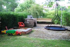 images/bilder/garten/Grill_u_Spielplatz_2.jpg